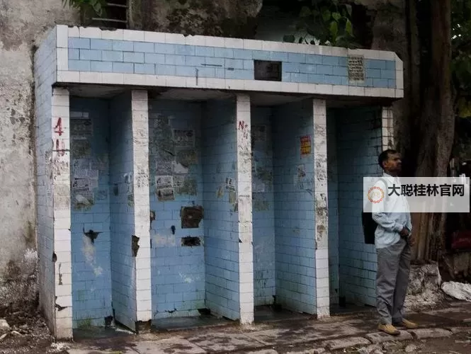 揭秘厕所撒尿间谍:隐藏在日常背后的秘密战线图1