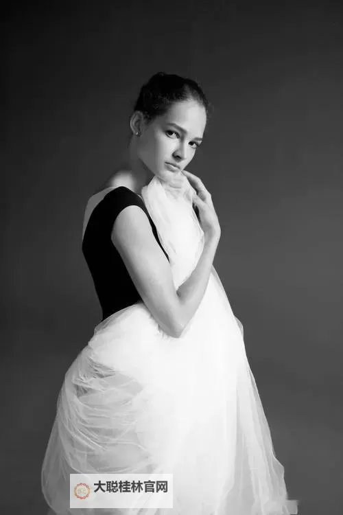 探索艺术极限：最大胆美女人体摄影的视觉盛宴图1