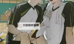 她偷偷坐在男生腿上一直颠我，甜蜜又调皮的瞬间