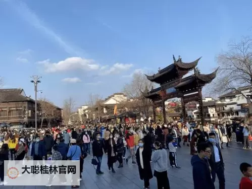 热闹非凡：南京新街口人人人人人潮涌动的繁华景象图1