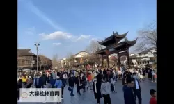 热闹非凡：南京新街口人人人人人潮涌动的繁华景象
