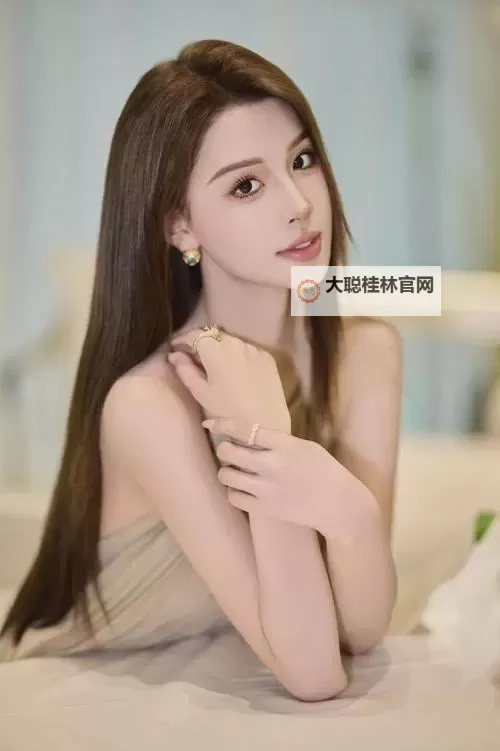 亚洲美女诱惑:镜头下的风情与光影图1