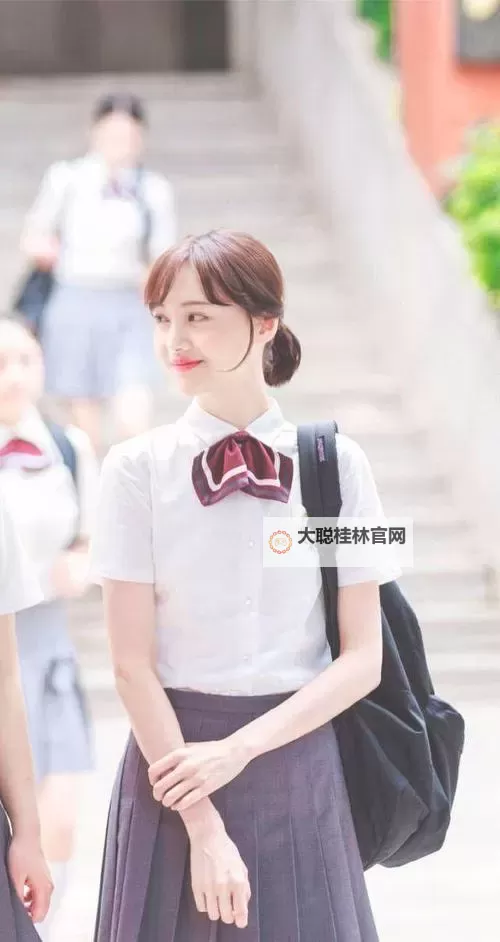 郑爽复古校服:时光回溯里的校园风尚图1