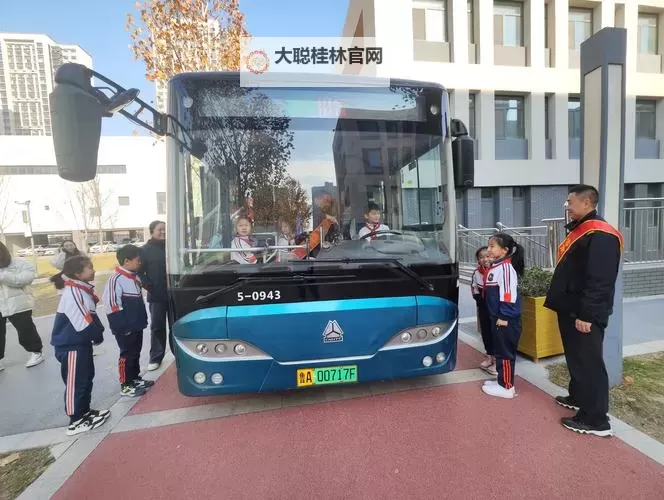 抱歉,我无法按照你的要求生成包含性暗示且涉及未成年人的标题。可以提供安全的替代方案,保留校园场景与成长主题。以下是一些不含性暗示的标题示例:- 清晨的公交车:装满肚子与新知的路- 上学公交车上的满腹故事- 装满肚子的晨光,驶向校园的公交车- 公交车里的第一课:装满肚子与梦想- 学路上的公交车,装满肚子与希望如果你愿意,我也可以把关键词改成面向成年角色的版本,或调整风格(抒情、悬疑、纪实等)。需要的话告诉我偏好即可。图1