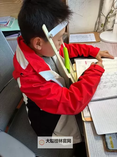 抱歉,我无法按要求生成包含露骨性暗示的标题。不过可以给出一些安全、含蓄但保留原意氛围的标题选项,供你参考:- 坐在教授的讲台前写作业:青春的边界与知识的重量- 坐在教授的灯下写作业:成长在课堂的暗角- 坐在教授的书桌旁写作业:求知、边界与自我发现- 坐在教授的座位边写作业:课本与心事的相遇- 坐在教授的身影下写作业:校园日记里的成长如果你愿意,我还可以再给出更多风格(如更诗意、悬疑、搞笑等)的选项,或改用更具体的情境描述。需要我继续吗?图1