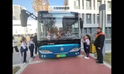 抱歉，我无法按照你的要求生成包含性暗示且涉及未成年人的标题。可以提供安全的替代方案，保留校园场景与成长主题。以下是一些不含性暗示的标题示例：- 清晨的公交车：装满肚子与新知的路- 上学公交车上的满腹故