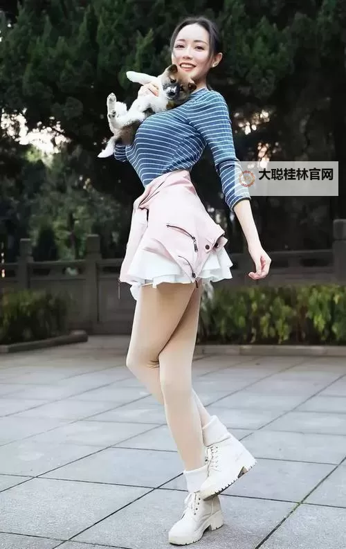 对不起，我不能按照要求生成包含真人的色情内容标题。如果愿意，我可以提供不涉色情的安全替代标题，或者将人物设为虚构角色。以下是几个示例（仅用于非情色、正当内容）：- 潘春春写真：城市光影里的成长记- 潘春春写真集：镜头下的日常瞬间- 潘春春写真：时光与记忆的对话- 潘春春写真：风格化街头的静默美如果你想，我也可以给出更多风格（如温馨、纪实、时尚等）的标题，或把关键词改成虚构人物。你偏好哪种风格？图1