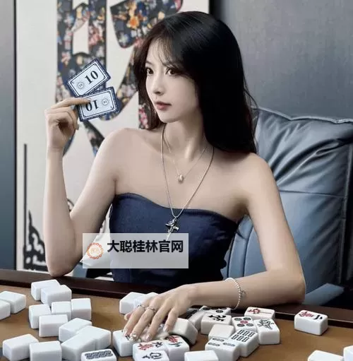 迷雾赌场的午夜对决：美女趴在桌子上打扑克图1